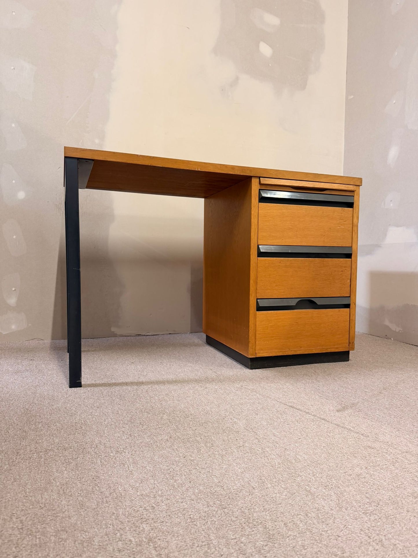 Vintage Schreibtisch mit Schubladen aus den 70er Jahre