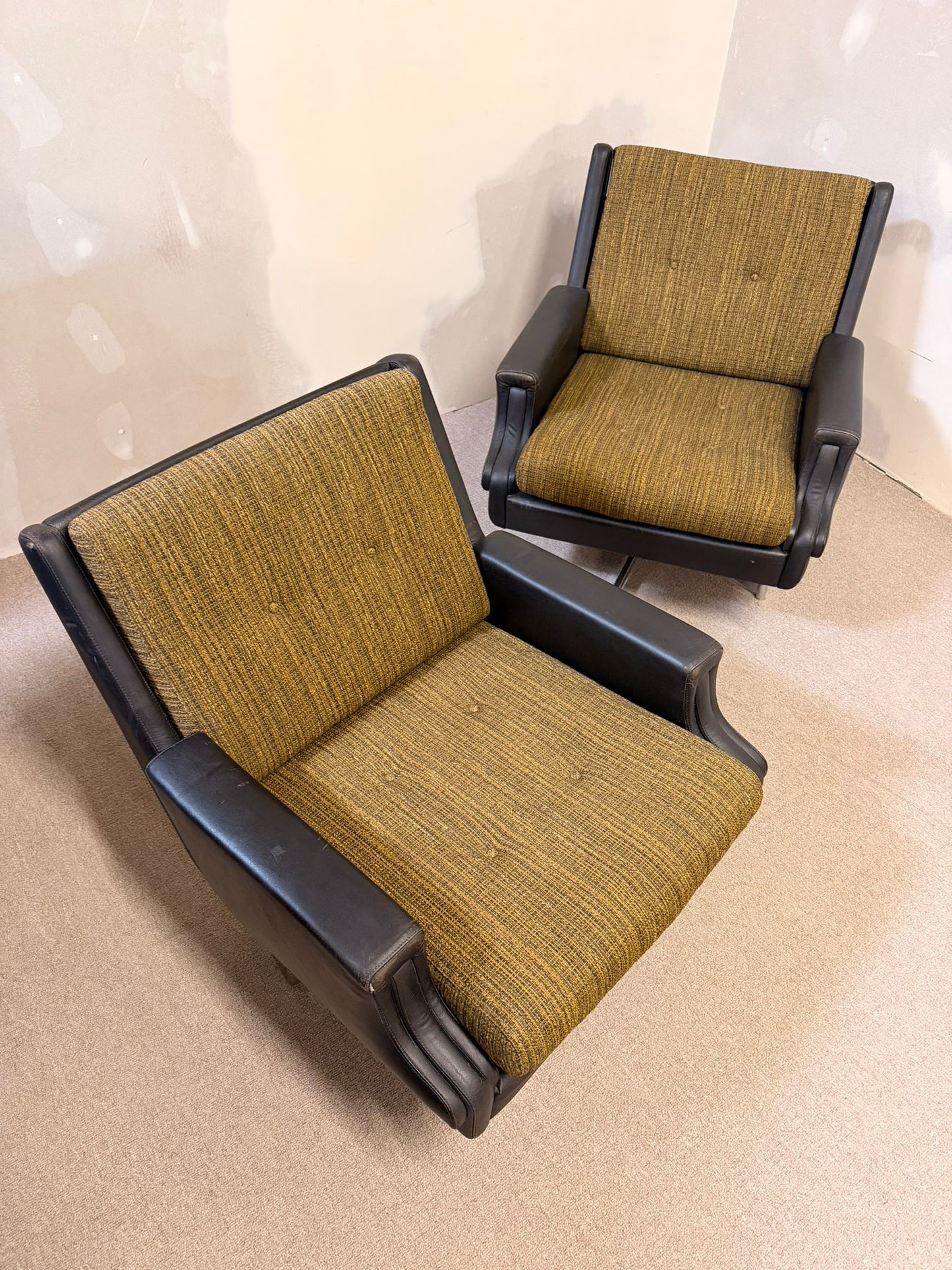 Edle Vintage Club Sessel mit drehbarem Metallfuss 70`s