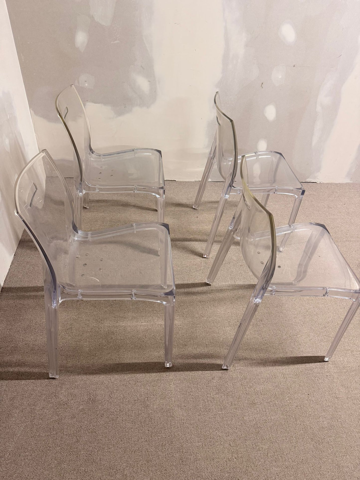 Designer Stühle aus Acrylglas, transparent und stapelbar