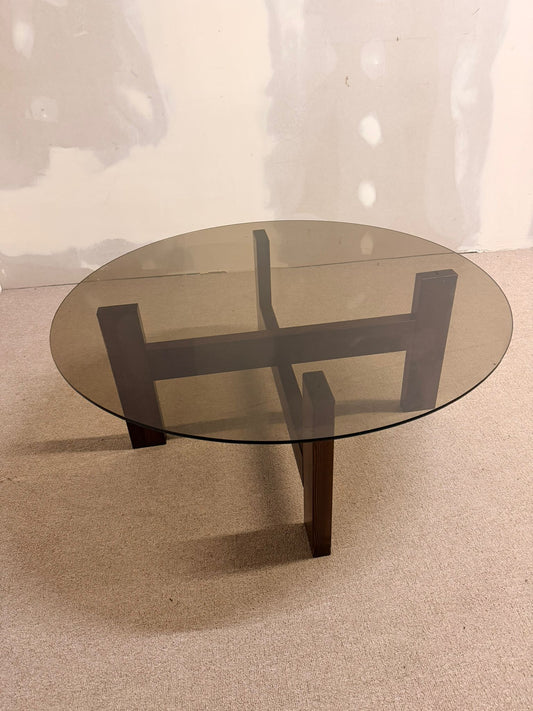 Couchtisch, 1970er Jahre Rauchglas und dunkles Holzgestell