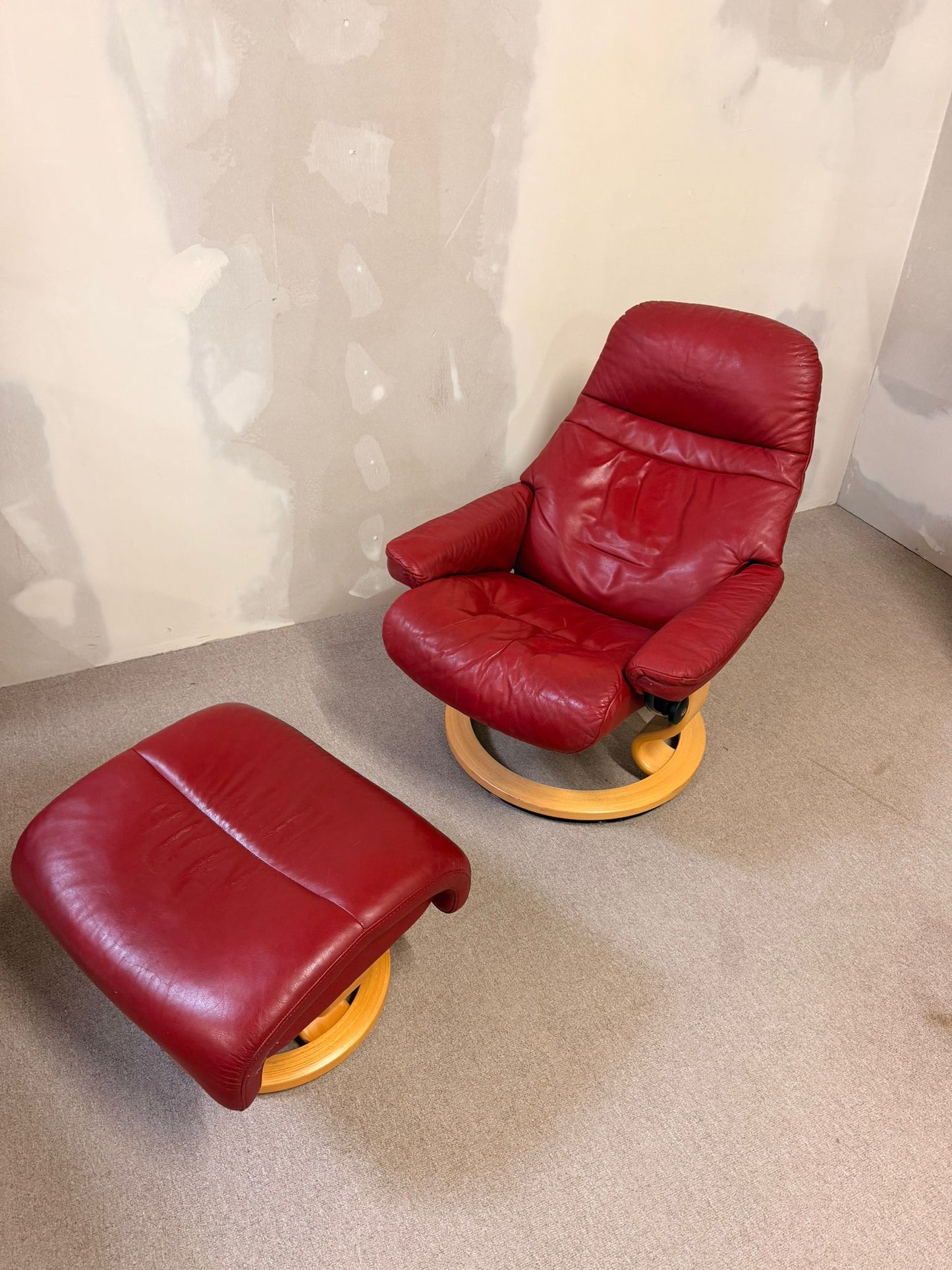 Drehbarer Stressless Sessel aus Leder mit Hocker rot (S/M)