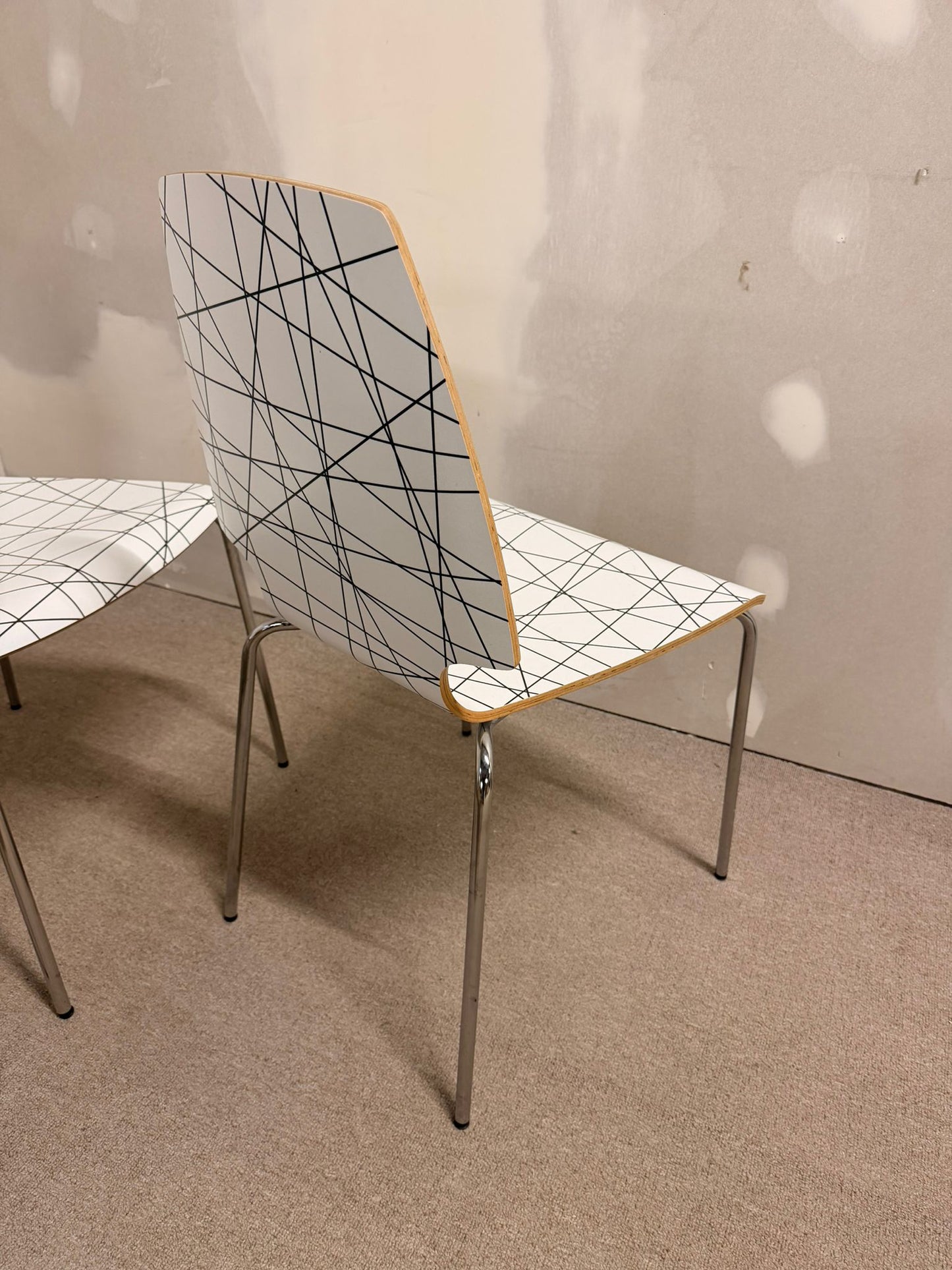 1x Ikea Vilmar Stuhl weiss schwarzen Muster, stapelbar