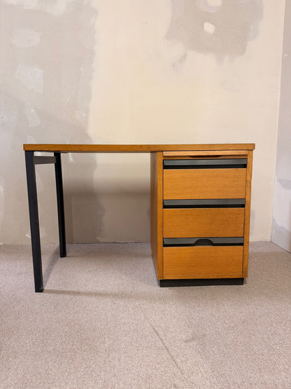 Vintage Schreibtisch mit Schubladen aus den 70er Jahre