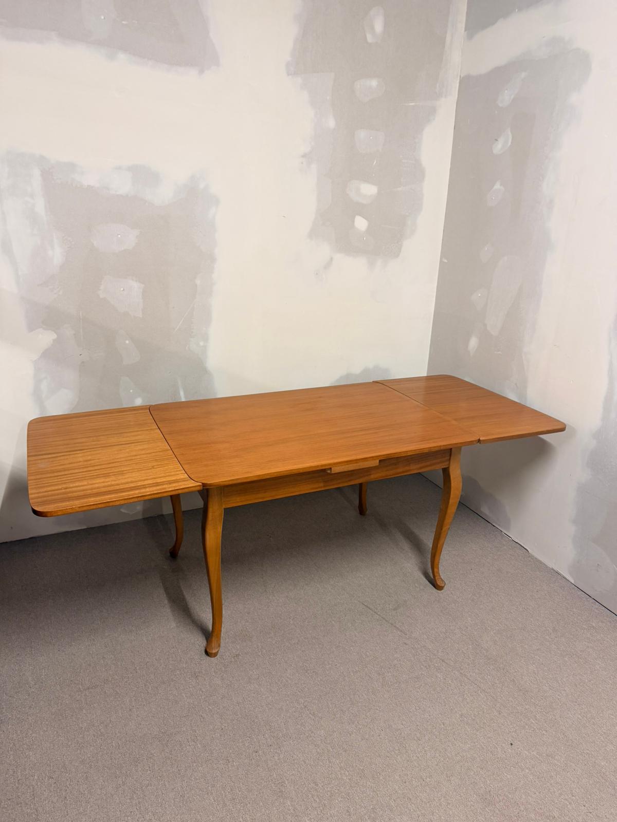 Vintage ausziehbarer Esstisch aus Holz, geschwungene Beine