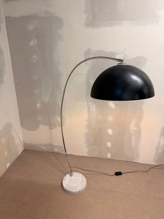 Bogenlampe mit Marmorfuss und schwarzem Lampenschirm