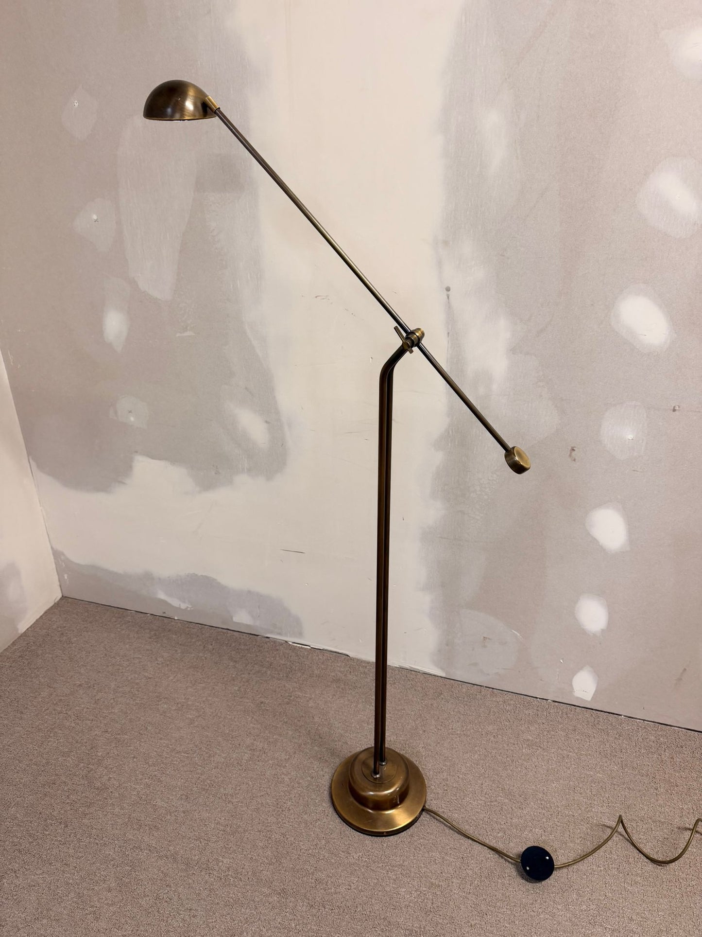 Verstellbare Mid Century Stehlampe aus Messing und Metall