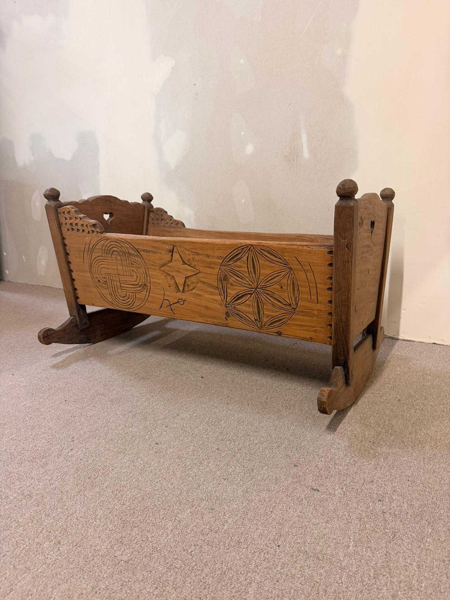 Antike rustikale Holz-Wiege mit Schnitzereien, Vintage