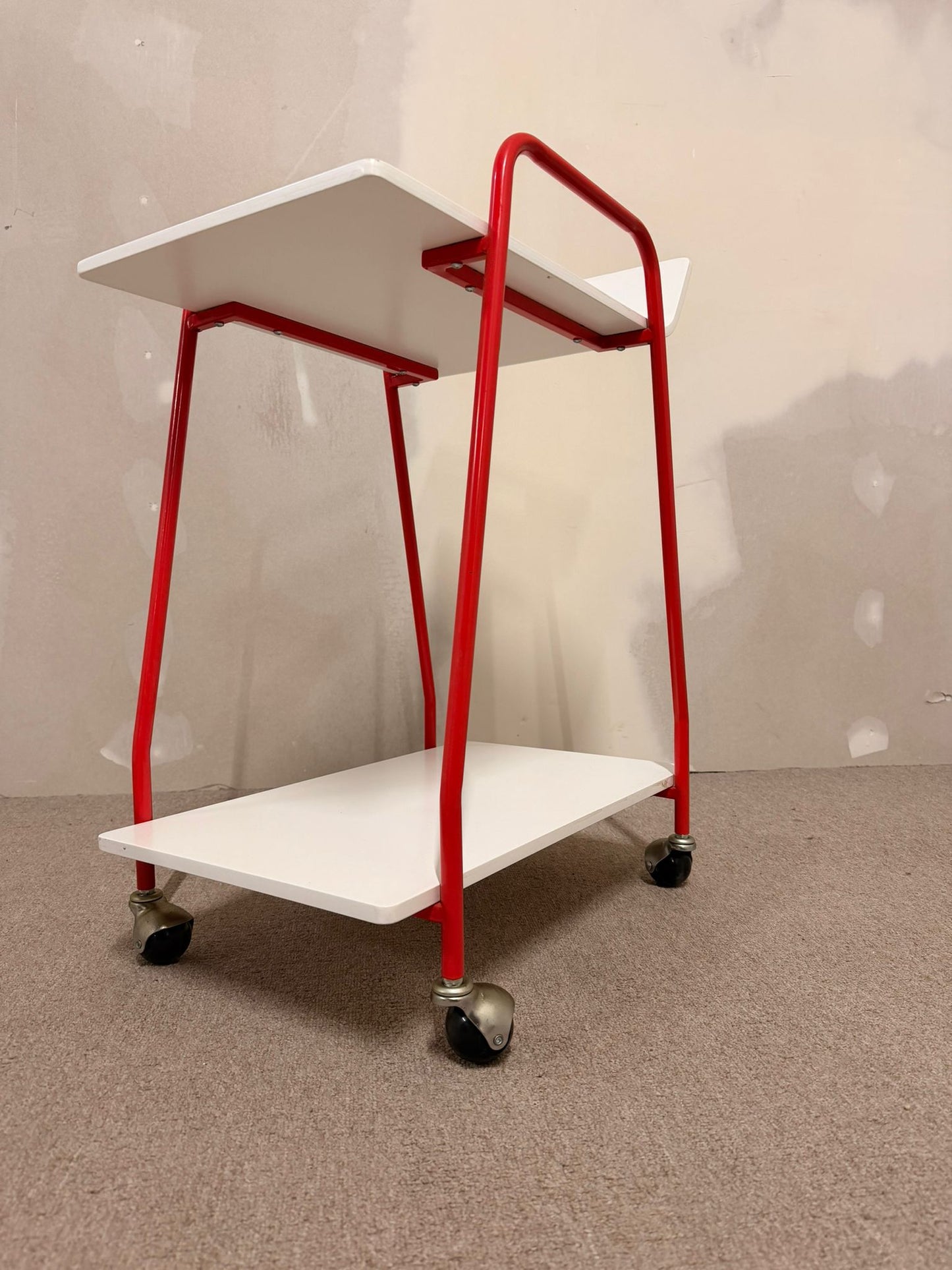 Vintage Servierwagen mit rotem Metallrahmen weissen Ablagen