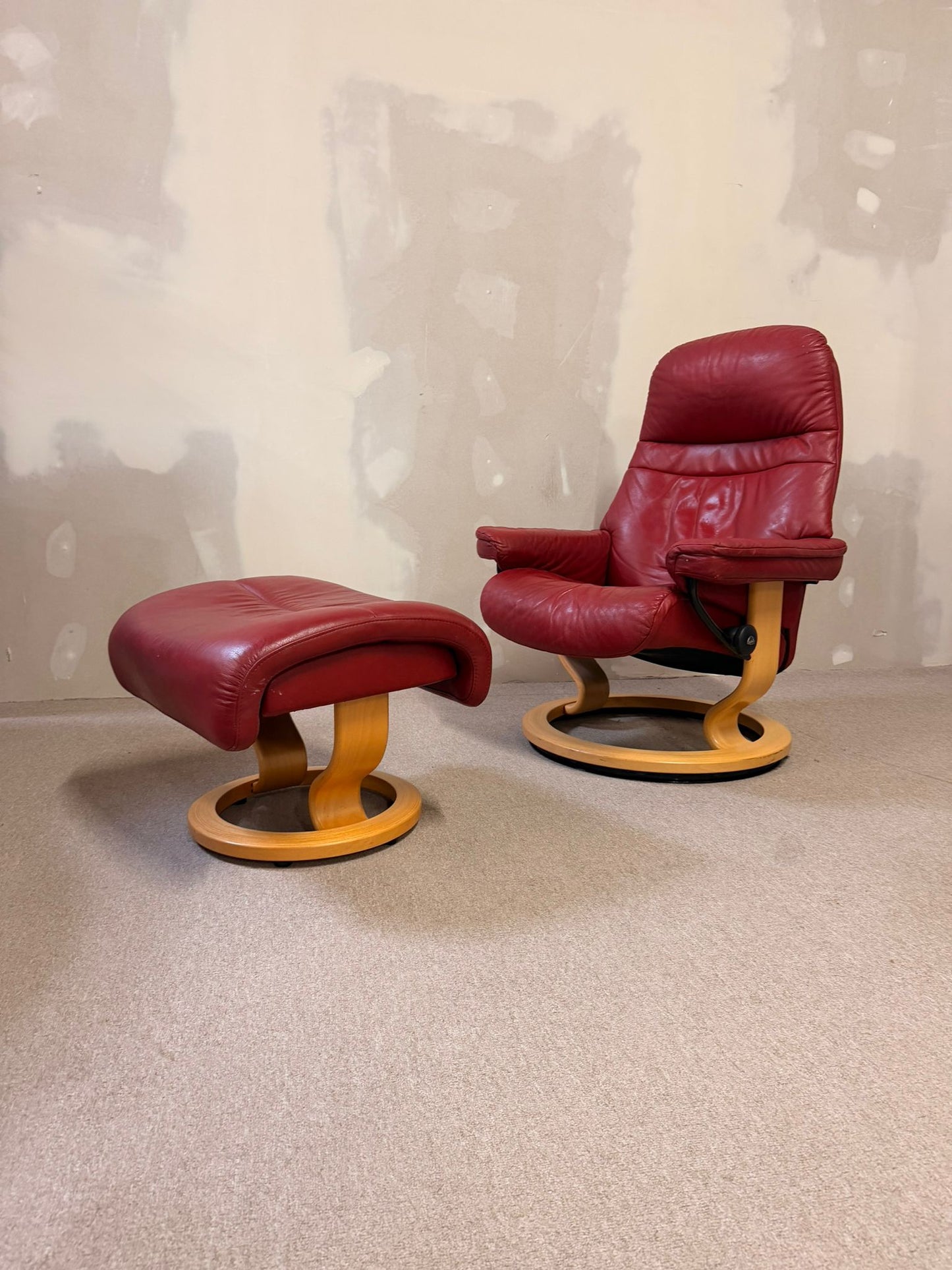 Drehbarer Stressless Sessel aus Leder mit Hocker rot (S/M)