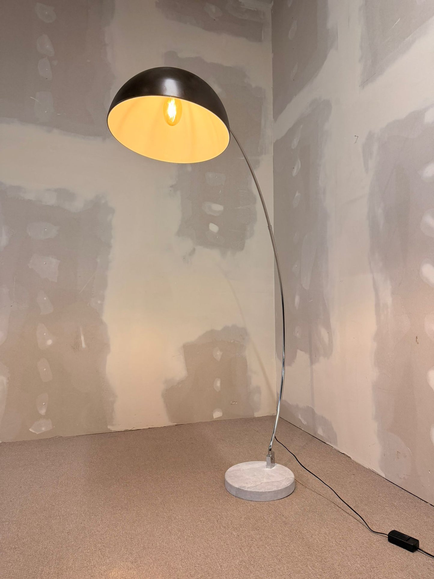 Bogenlampe mit Marmorfuss und schwarzem Lampenschirm