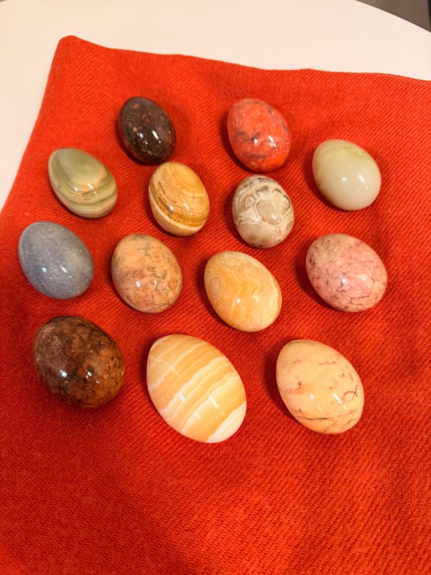 Set aus 13 polierten Naturstein Eier versch. Mineralien