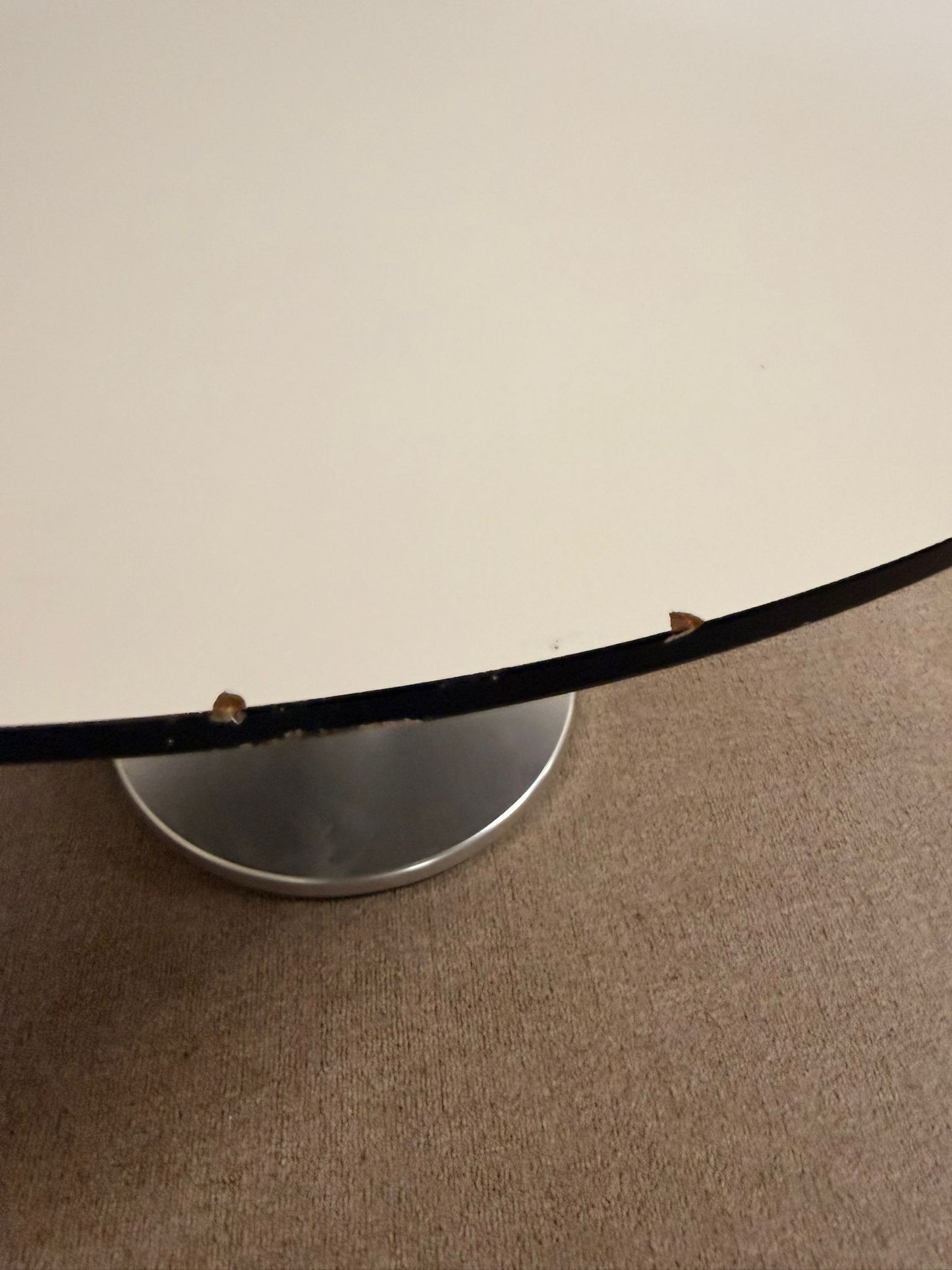 Runder Couchtisch mit Metallsockel im Tulip Stil
