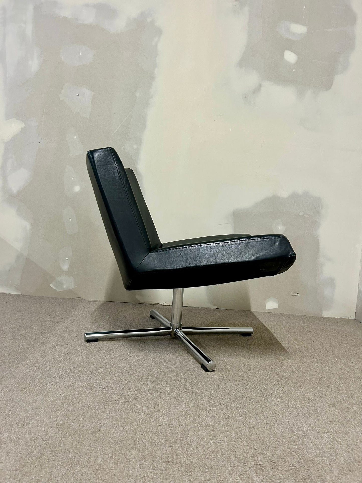 Designer Drehsessel aus Leder, schwarz, Loungesessel, Sessel