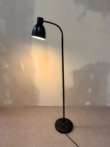 Schwarze Stehlampe im Bauhaus Stil verstellbar