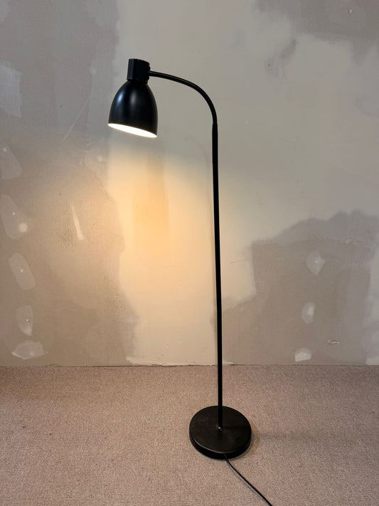Schwarze Stehlampe im Bauhaus Stil verstellbar