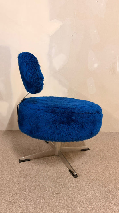 70er Jahre Mid Century Plüschsessel drehbar in Blau