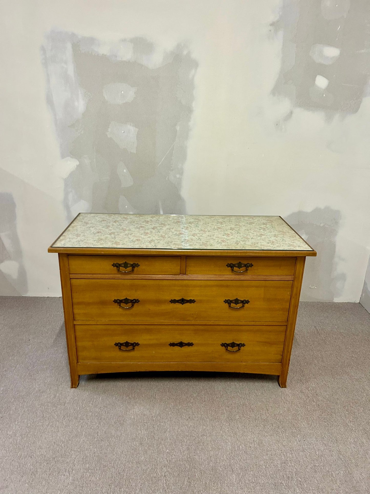 Mid Century Holz Kommode mit 4 Schubladen Vintage Glasplatte