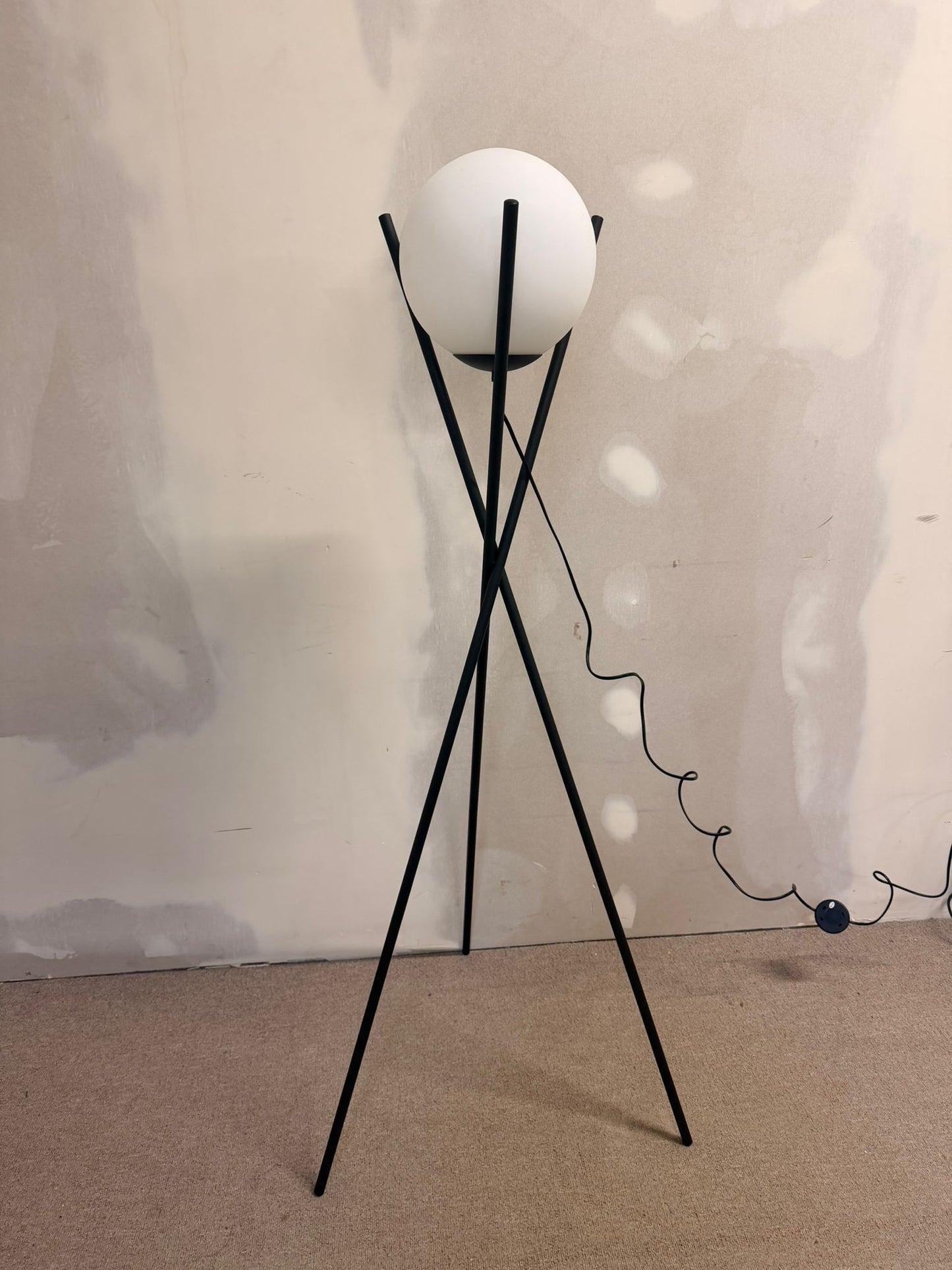 Stylische dreibein Stehlampe mit Glaskugel und Metallständer