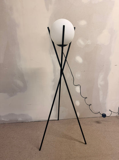 Stylische dreibein Stehlampe mit Glaskugel und Metallständer
