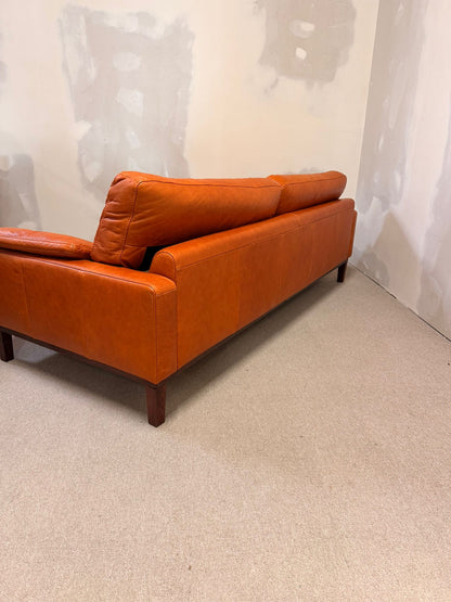 3-Sitzer Sofa aus Leder in Cognacfarbe und Holzfüsse