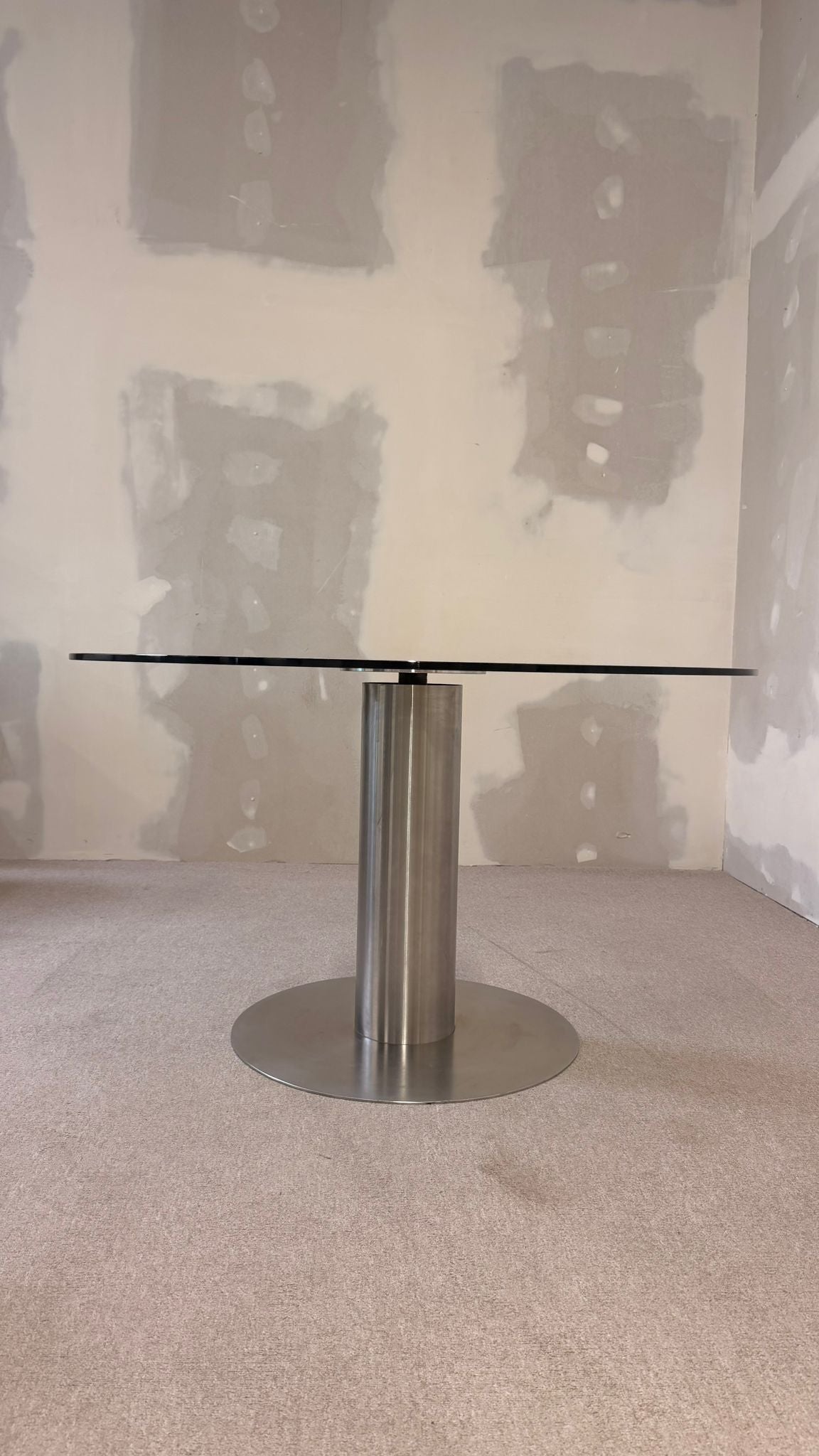 Edler Esstisch aus Glas mit poliertem Edelstahlgestell rund