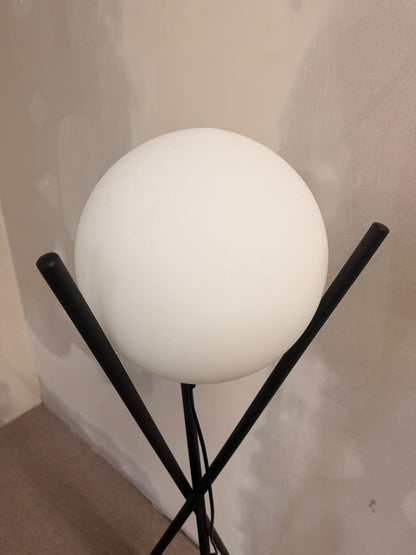 Stylische dreibein Stehlampe mit Glaskugel und Metallständer