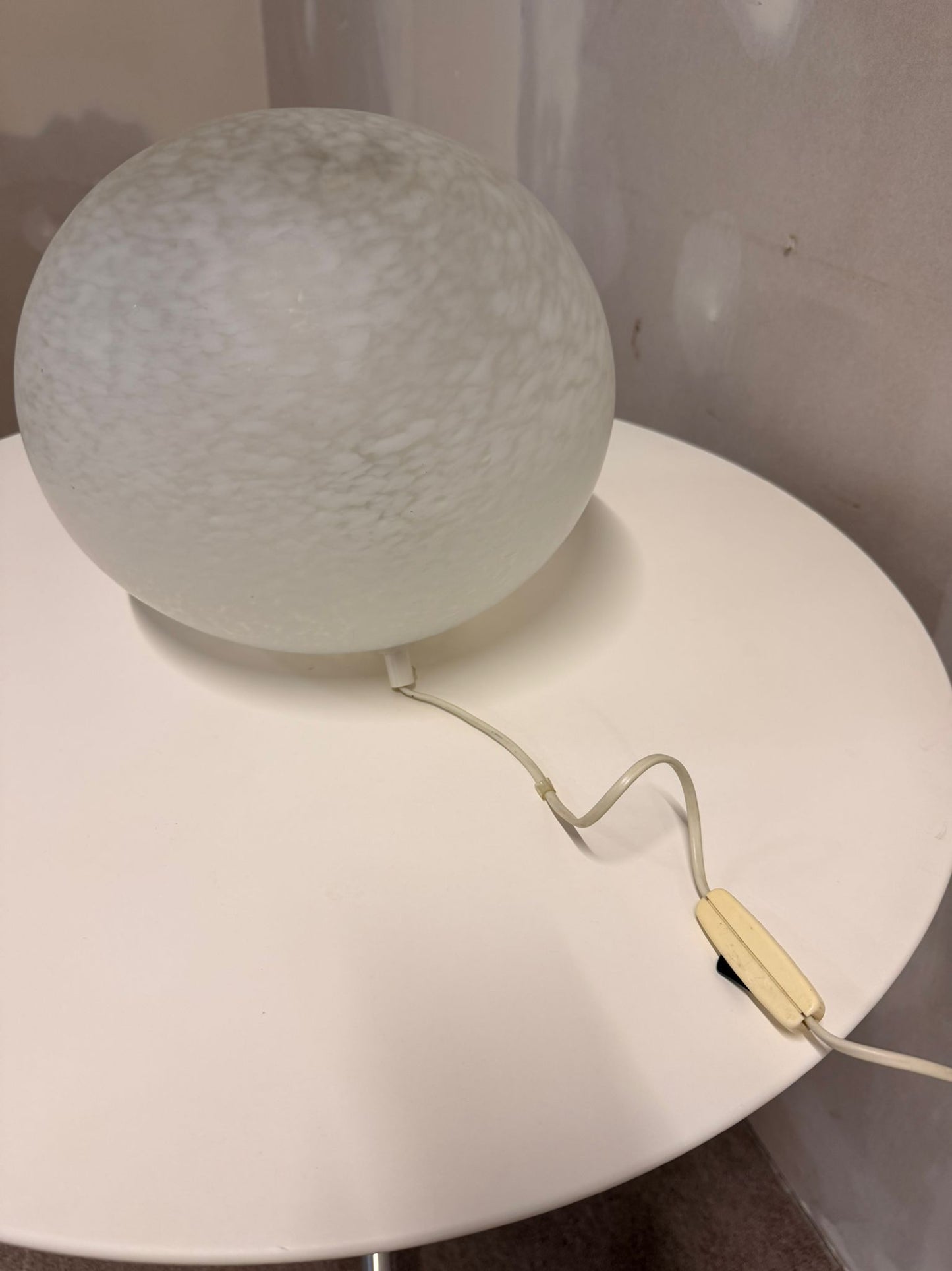 Italienische Caillou-Lampe weisses gesprenkeltes Glas 80`s