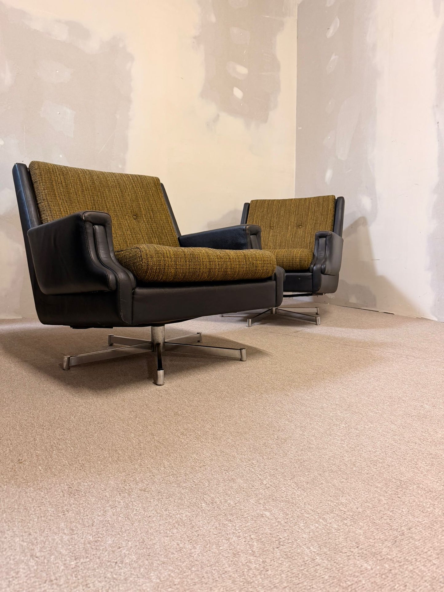 Edle Vintage Club Sessel mit drehbarem Metallfuss 70`s