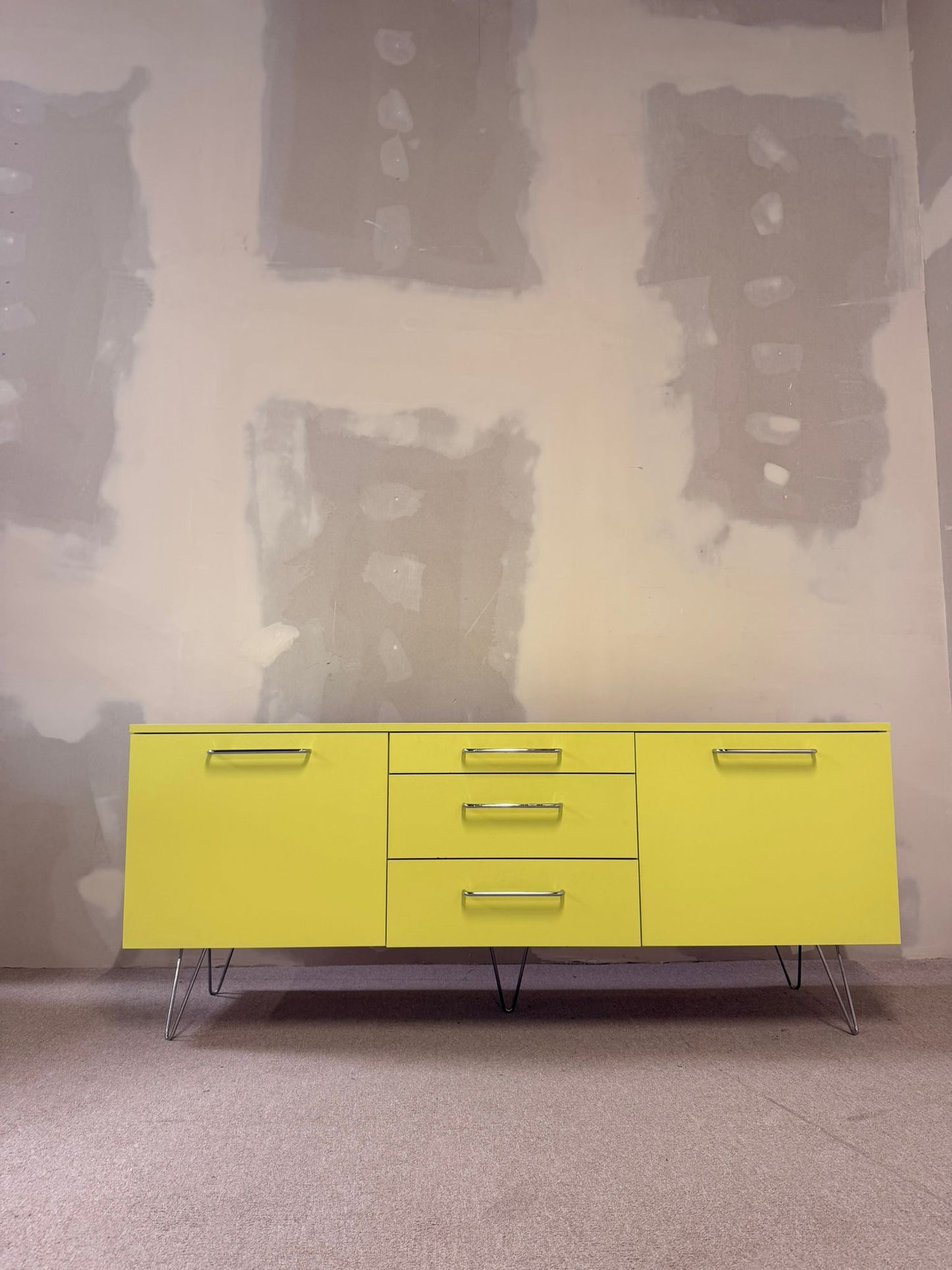 Modernes limettengrünes Sideboard Büffet im Retro Stil