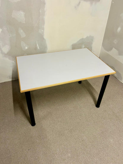 Tisch, Küchentisch mit weisser Tischplatte, schwarze Beine
