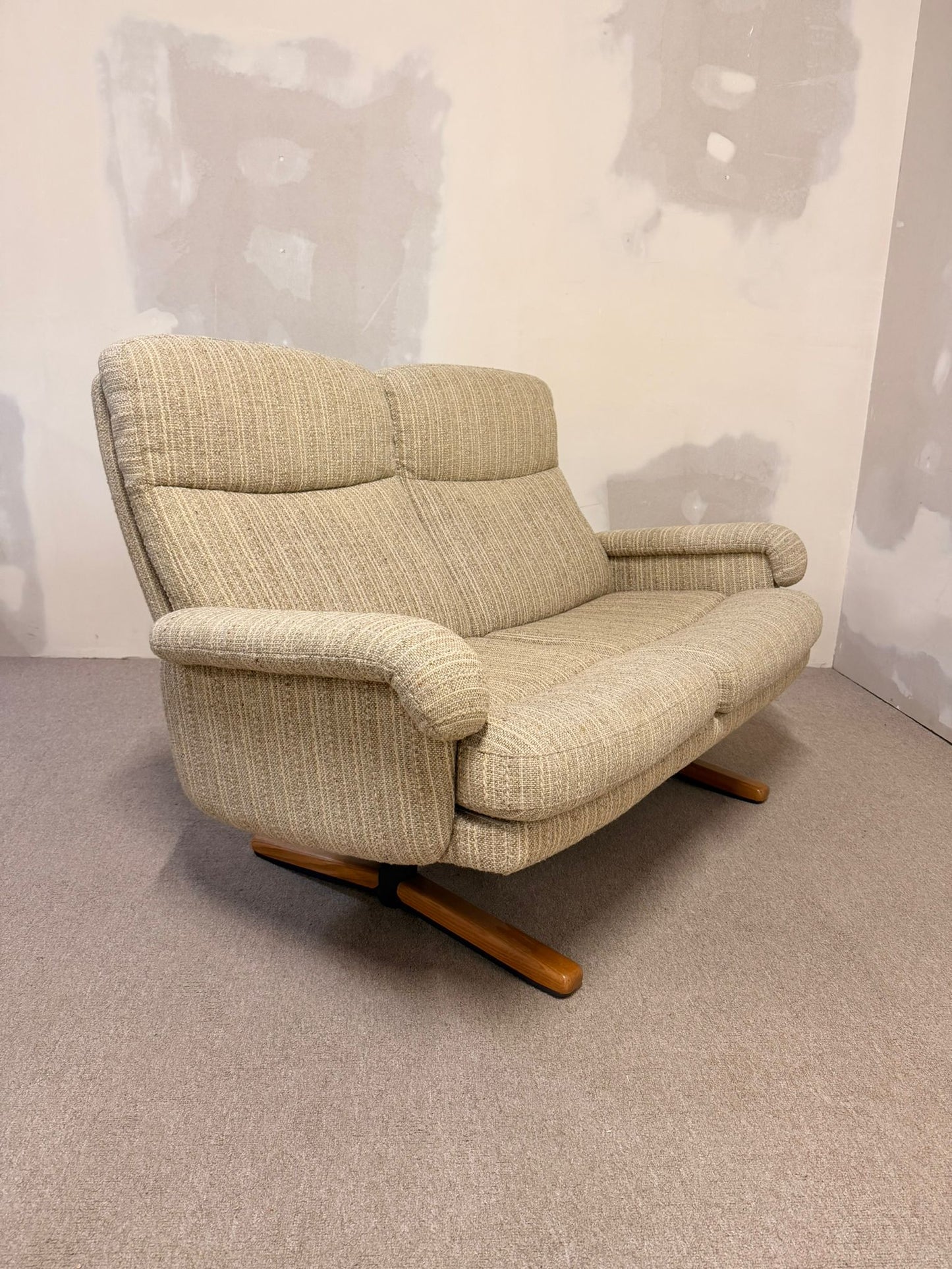 Dänisches Mid Century 2er Sofa mit Strukturstoffbezug, retro