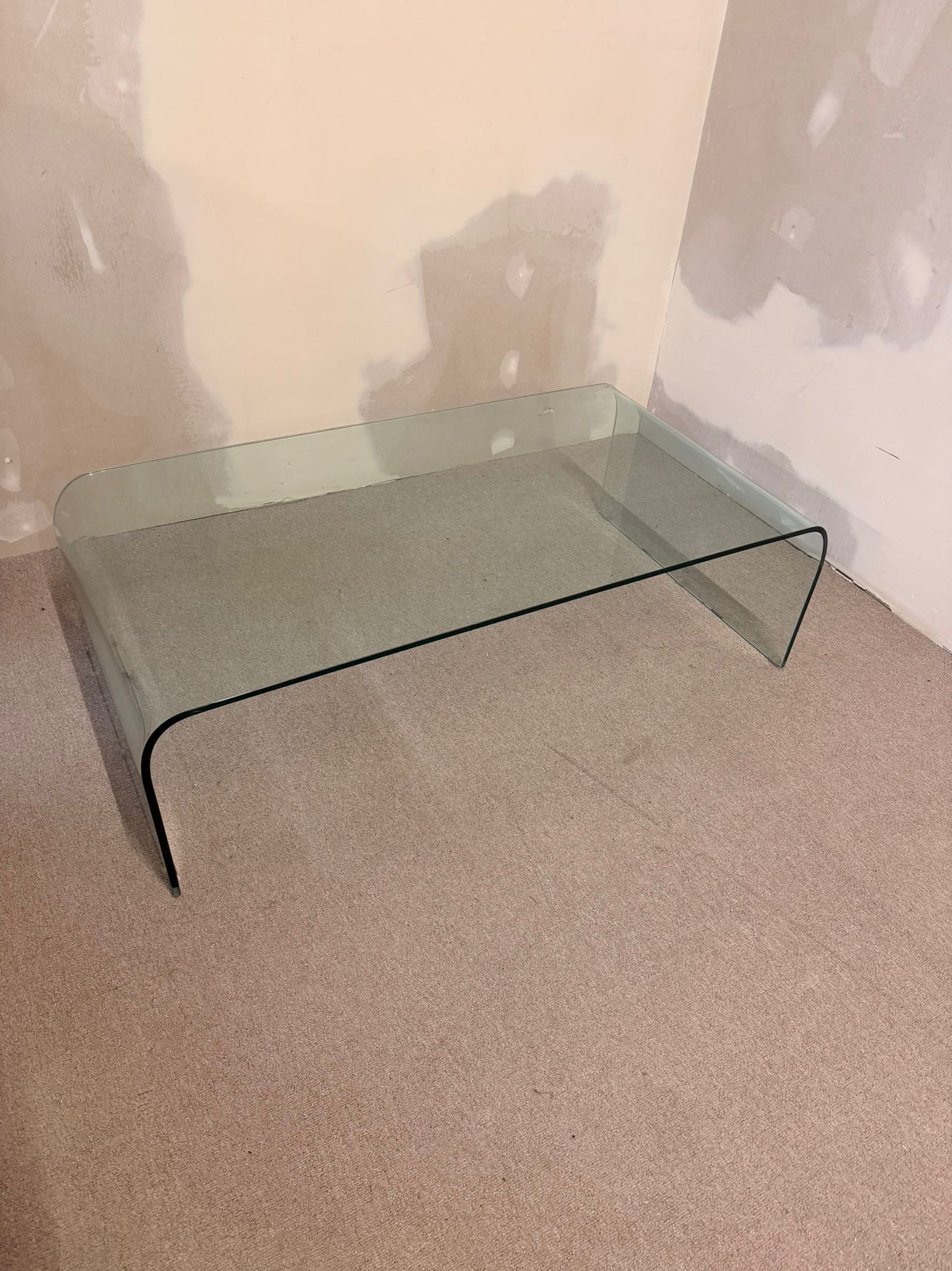 Minimalistischer Mid Century Glastisch, gebogener Glasplatte