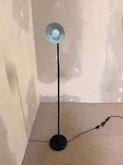 Schwarze Stehlampe im Bauhaus Stil verstellbar