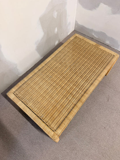 Rattan Couchtisch im Coastal Stil mit Glasplatte