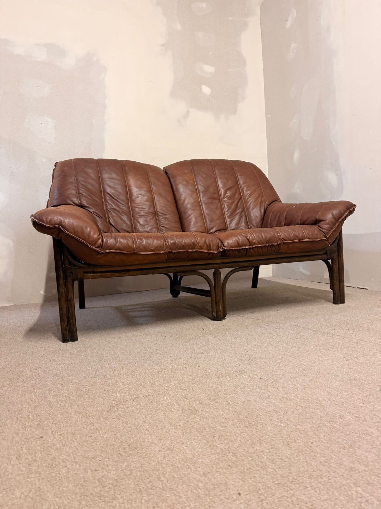 Vintage 2-sitzer Ledersofa mit Bambusgestell aus den 60er