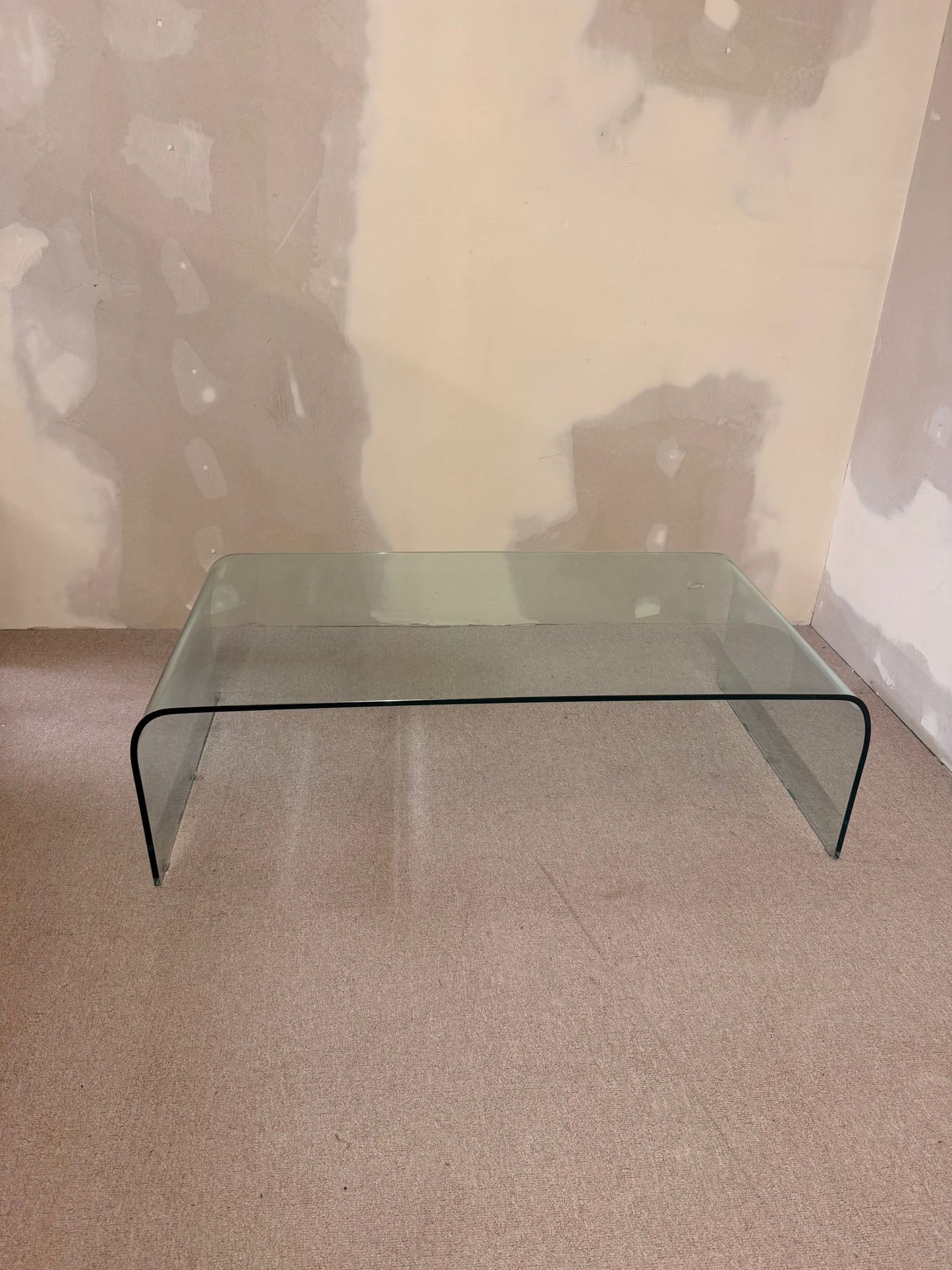 Minimalistischer Mid Century Glastisch, gebogener Glasplatte