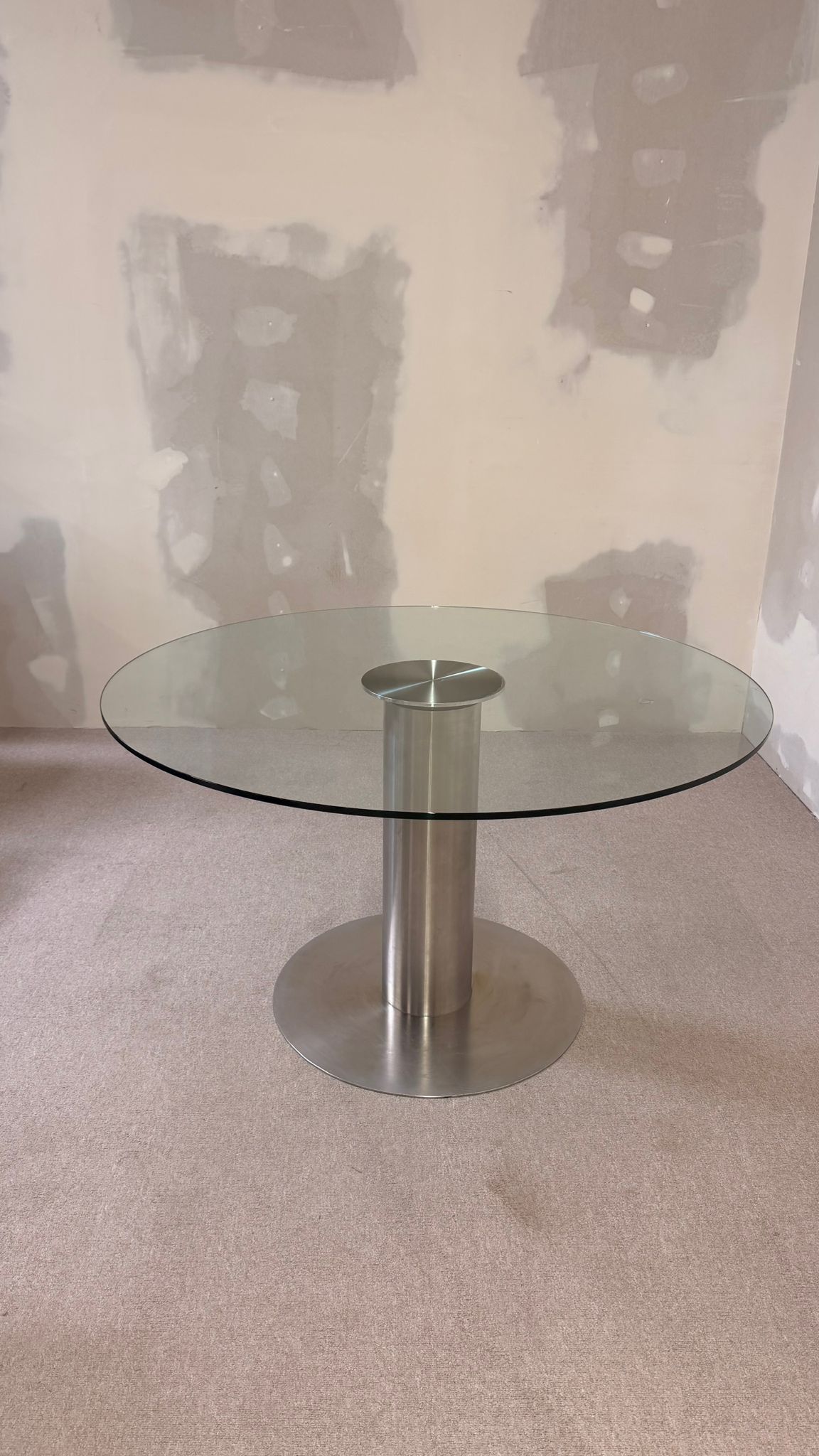 Edler Esstisch aus Glas mit poliertem Edelstahlgestell rund