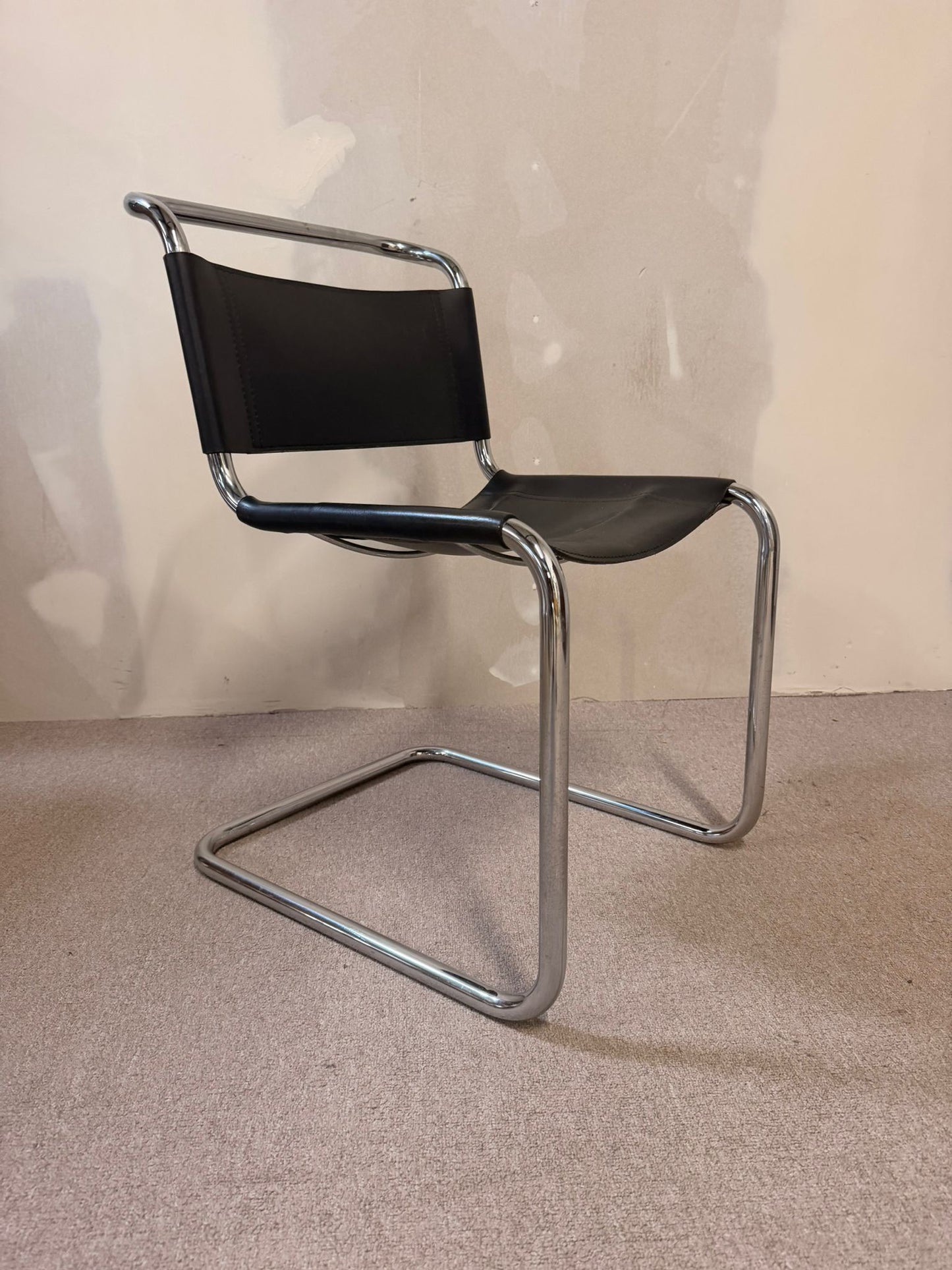 Freischwinger aus Leder mit Chromgestell im Bauhaus Stil