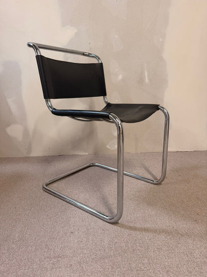 Freischwinger aus Leder mit Chromgestell im Bauhaus Stil