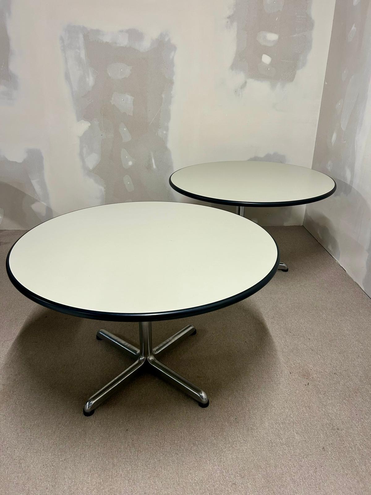Runder Tisch mit weisser Platte + Chromfuss, Büro, 1x verf.