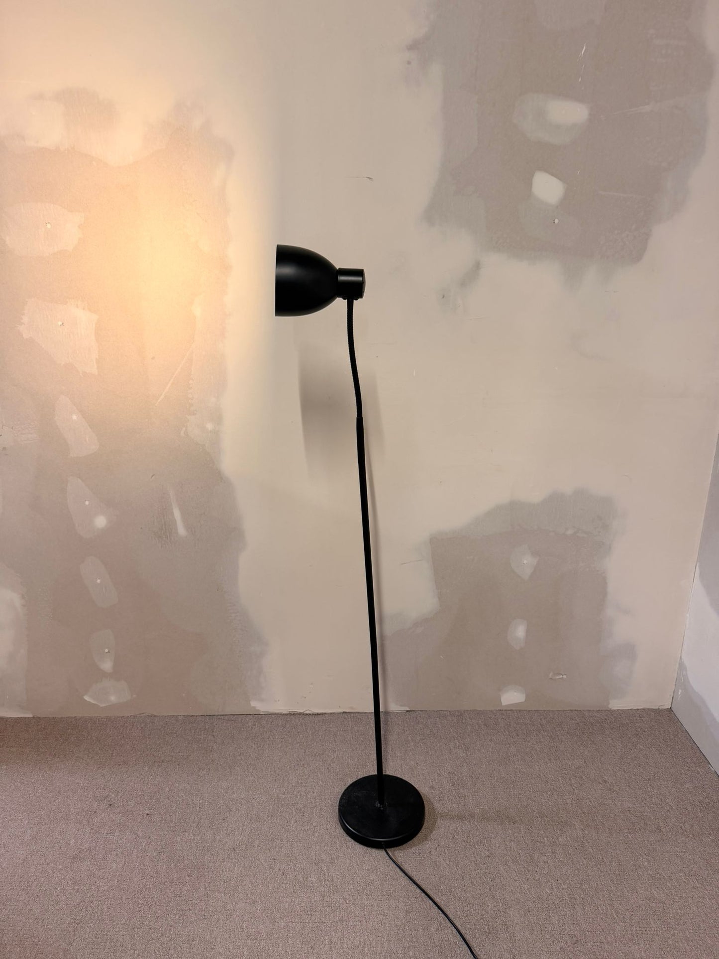 Schwarze Stehlampe im Bauhaus Stil verstellbar