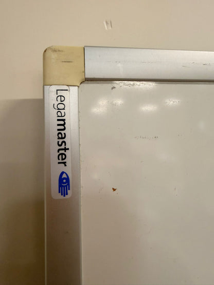 Whiteboard Magnettafel von Legamaster mit Wandsticker