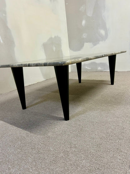 Edler Marmor Couchtisch mit schwarzen Beinen