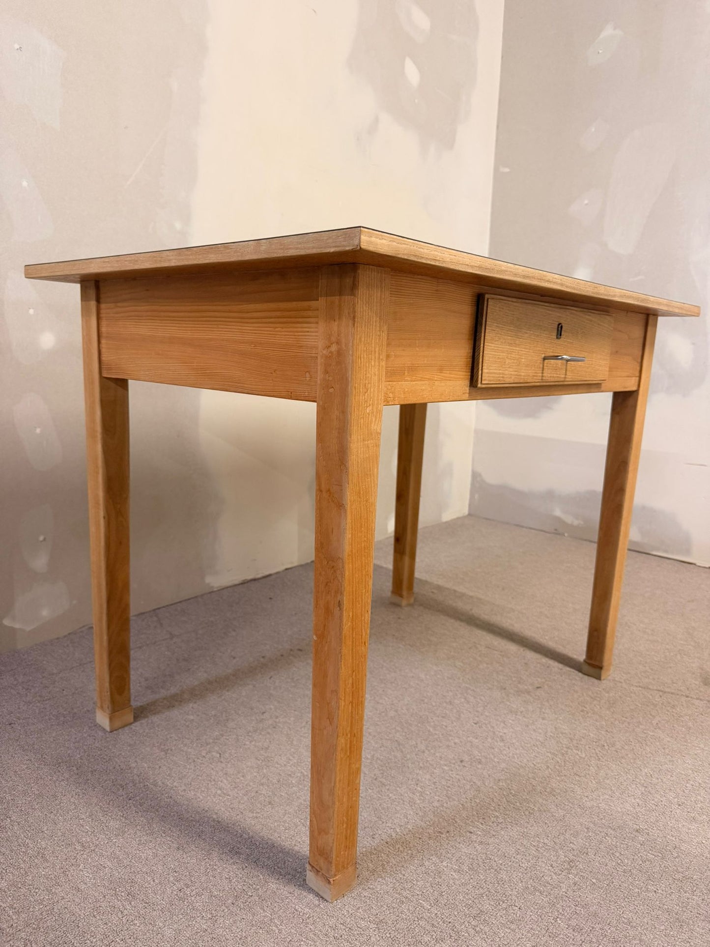 Robuster Vintage Tisch mit Schublade und Resopalplatte
