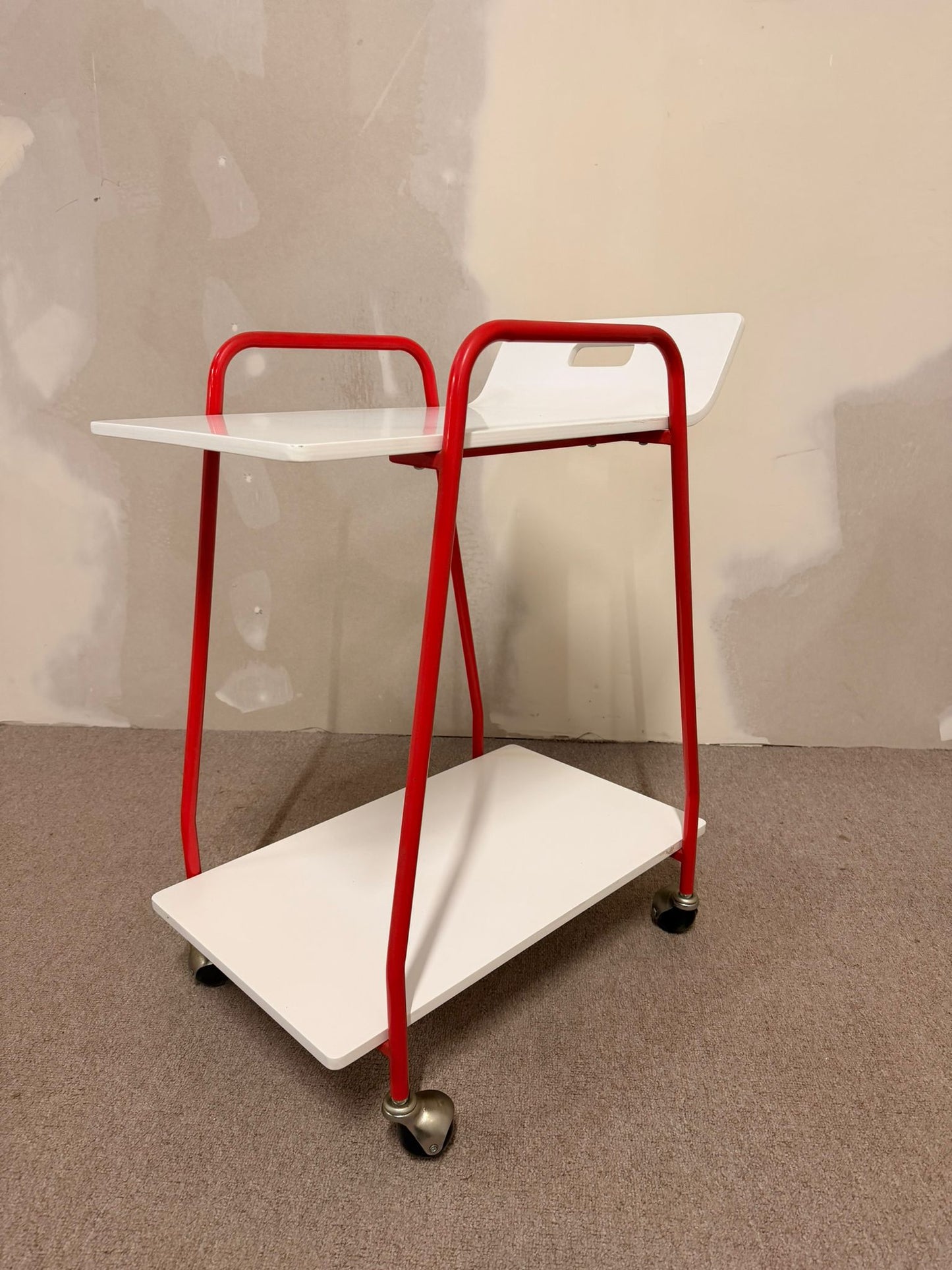 Vintage Servierwagen mit rotem Metallrahmen weissen Ablagen