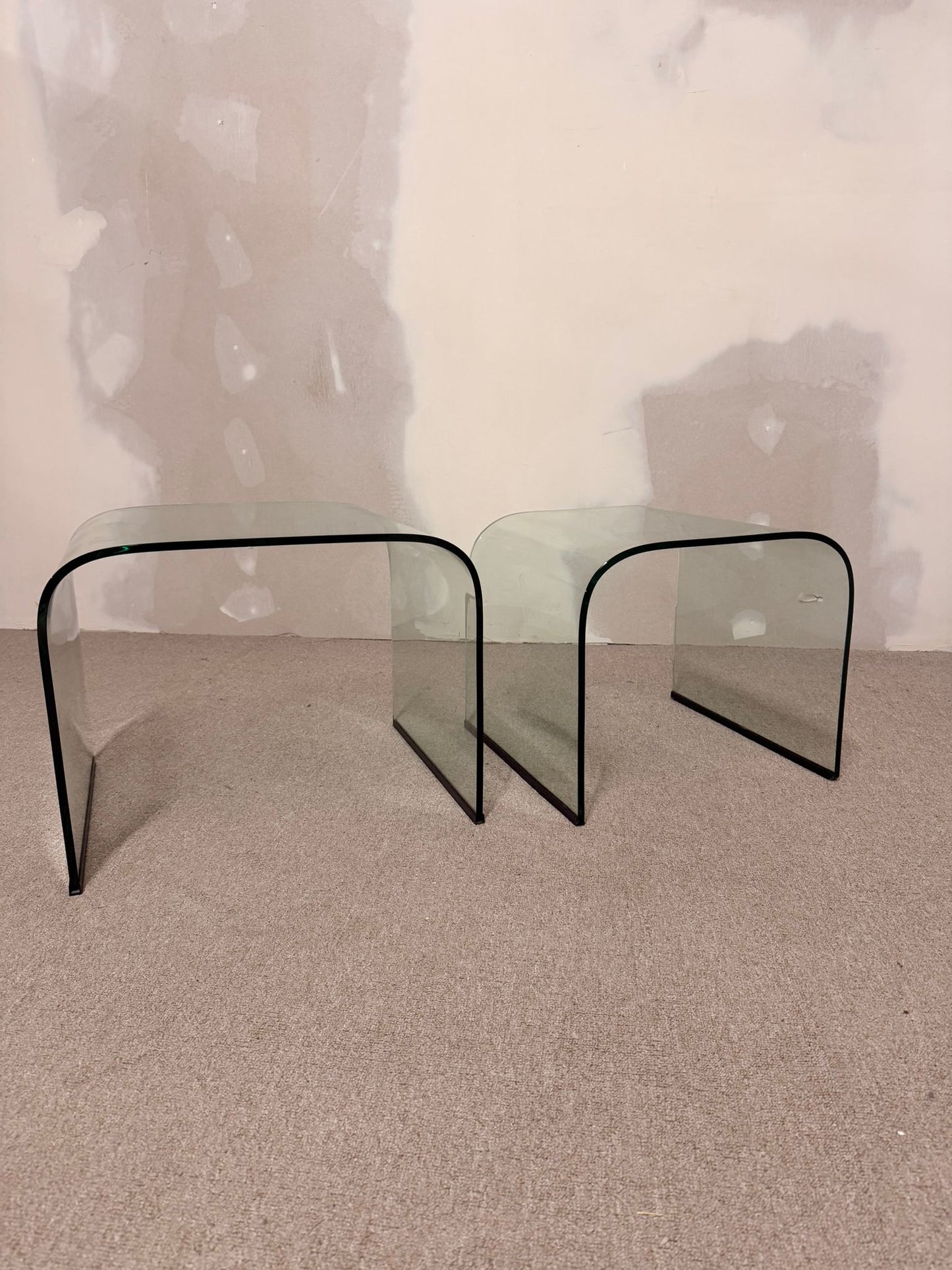 2er Set Gebogene Glas Beistelltische Waterfall Satztische
