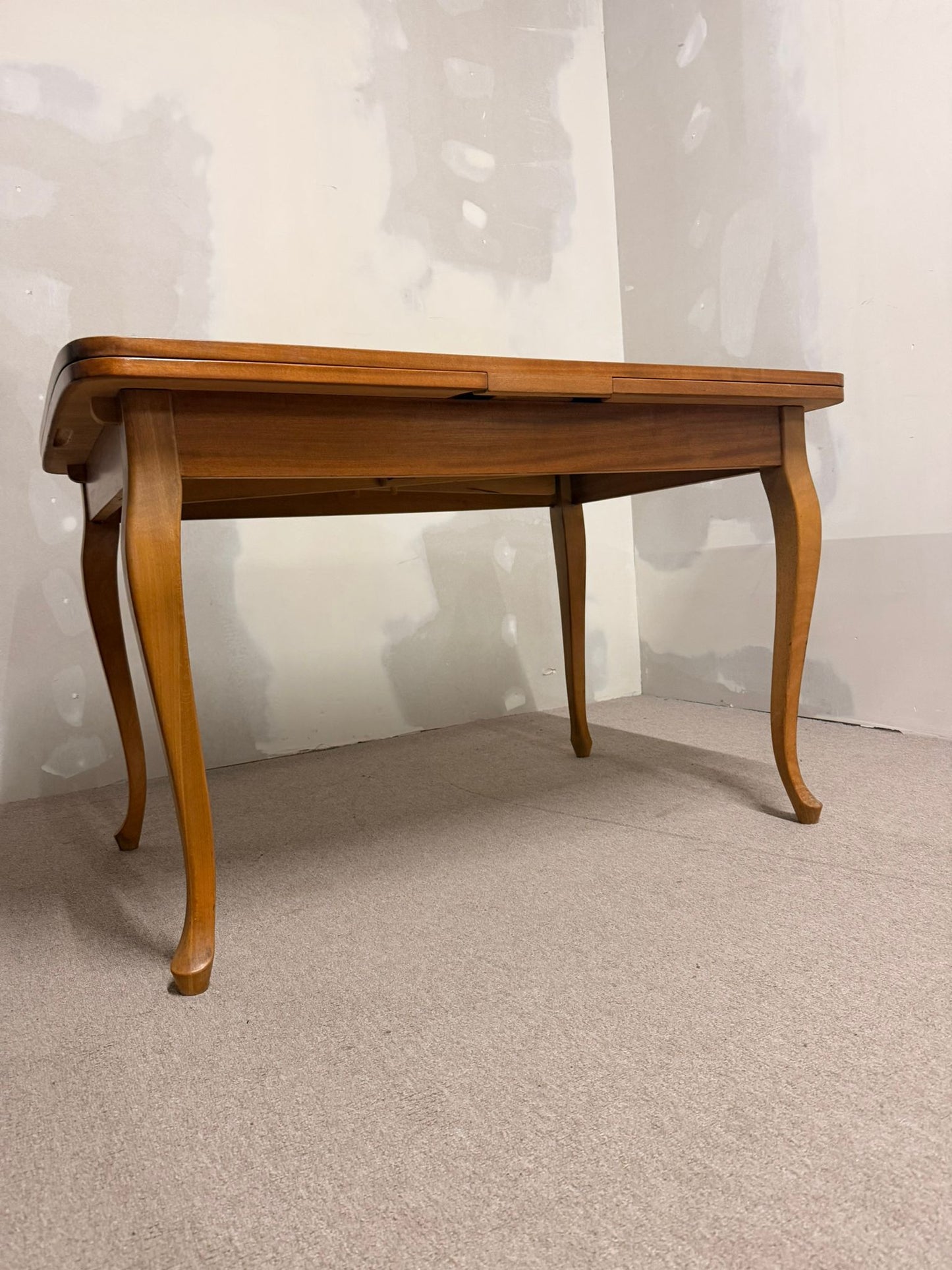 Vintage ausziehbarer Esstisch aus Holz, geschwungene Beine