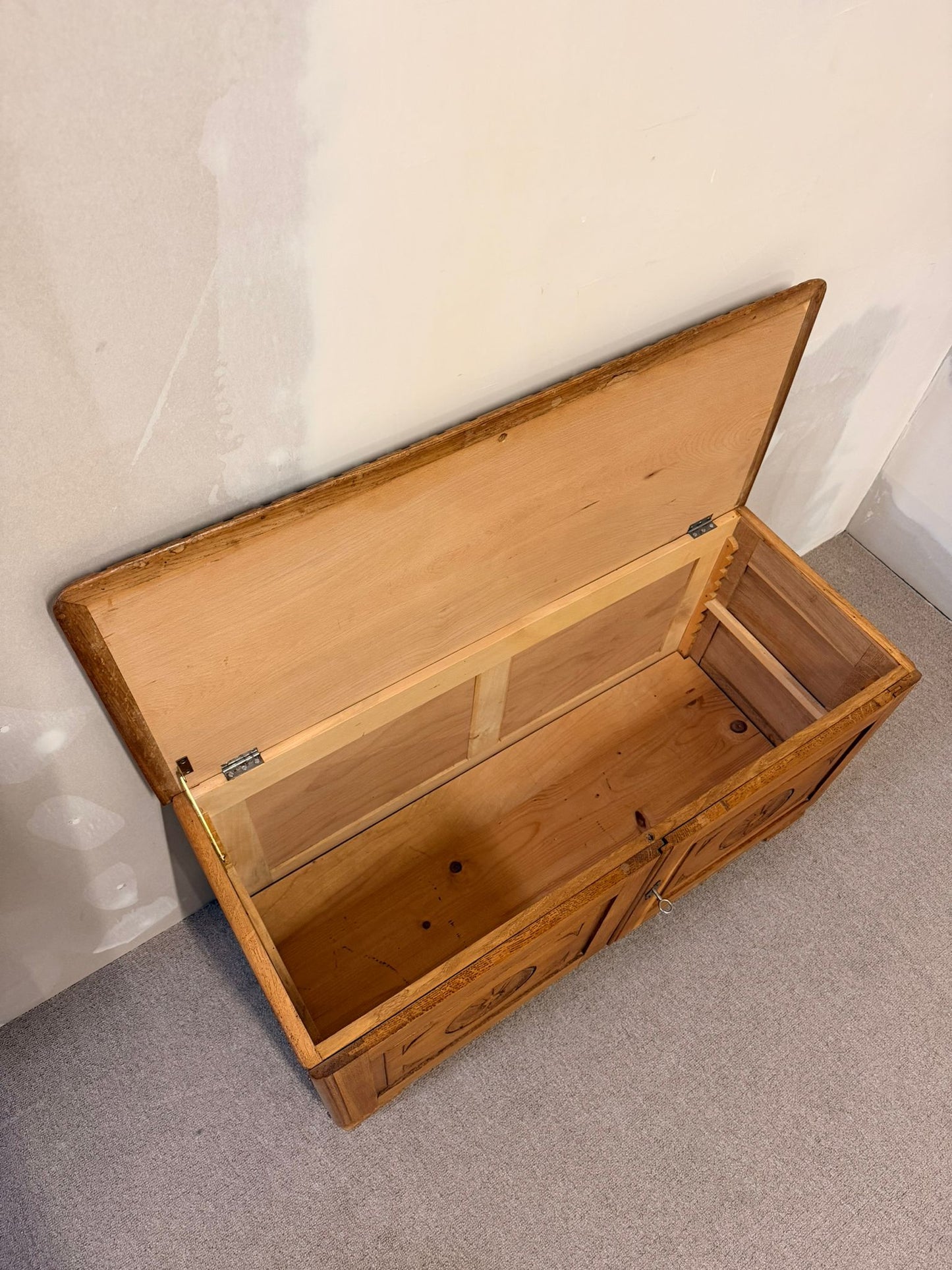 Rustikale vintage Truhe/Kommode aus Holz mit Schlüssel