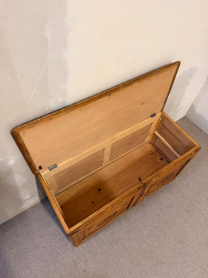 Rustikale vintage Truhe/Kommode aus Holz mit Schlüssel
