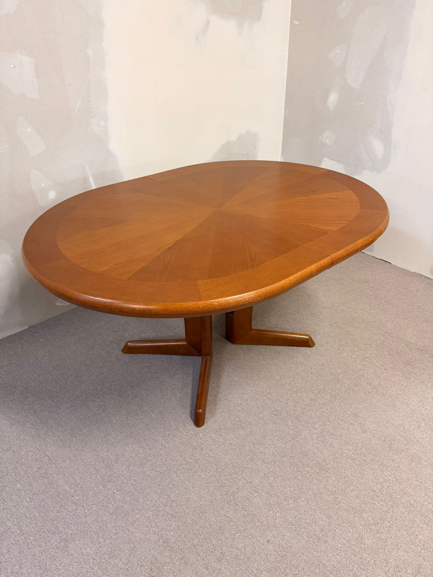Mid Century Esstisch oval aus Holz ausziehbar in 2 Stufen